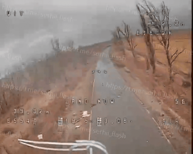 Video thumbnail: Un drone à fibre optique russe vole le long de la route pour