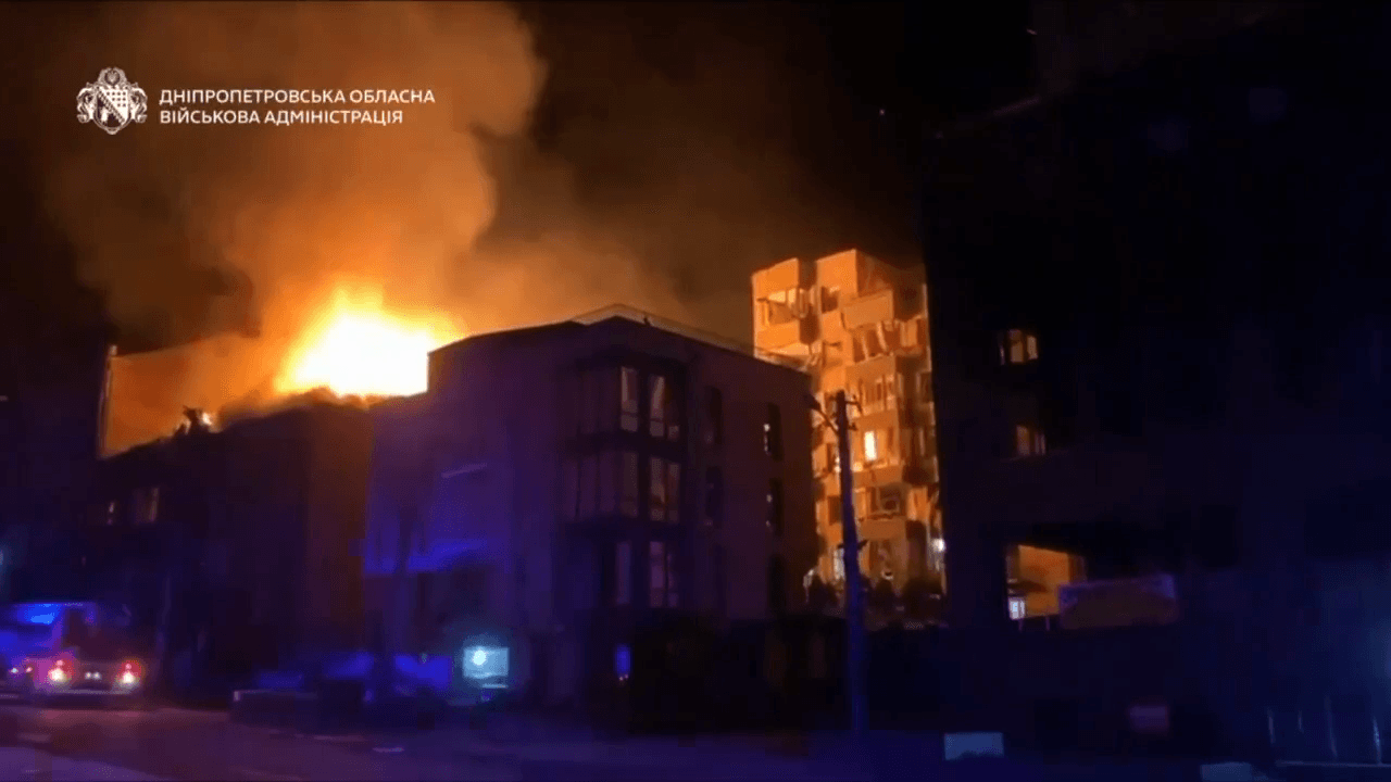 Video thumbnail: Rysslands nattliga attack förvandlade ukrainska städer till brandzoner