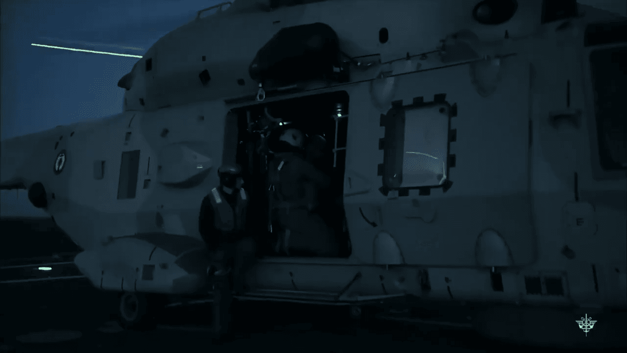 Video thumbnail: Des forces françaises mènent un assaut héliporté pour saisir un pétrolier russe de la flotte fantôme