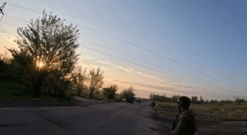 Video thumbnail: Fiendtlig FPV-drone treffer ukrainsk bakkerobot som leverer forsyninger