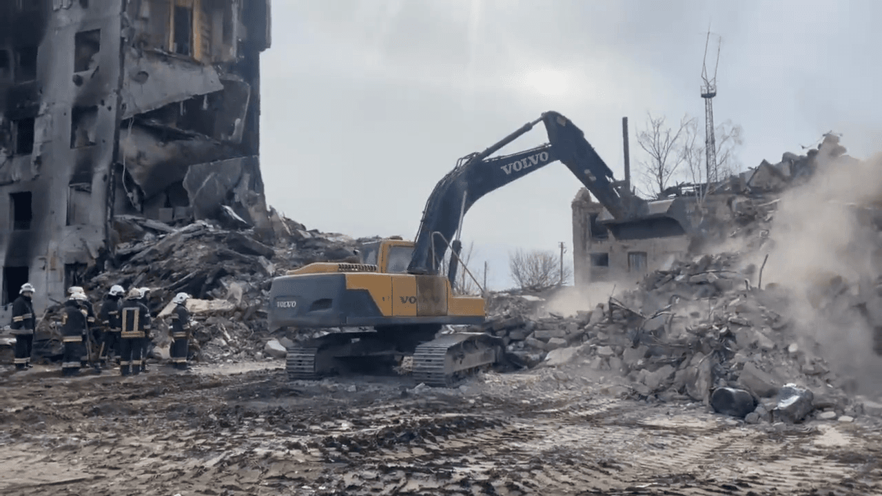 Video thumbnail: Borodyanka im April 2022.
Der Notdienst räumt die Trümmer na