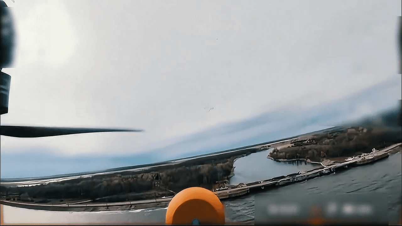 Video thumbnail: Seks styrede bomber rammer nær Pechenihy-dæmningen, mens vandstanden når sit højeste