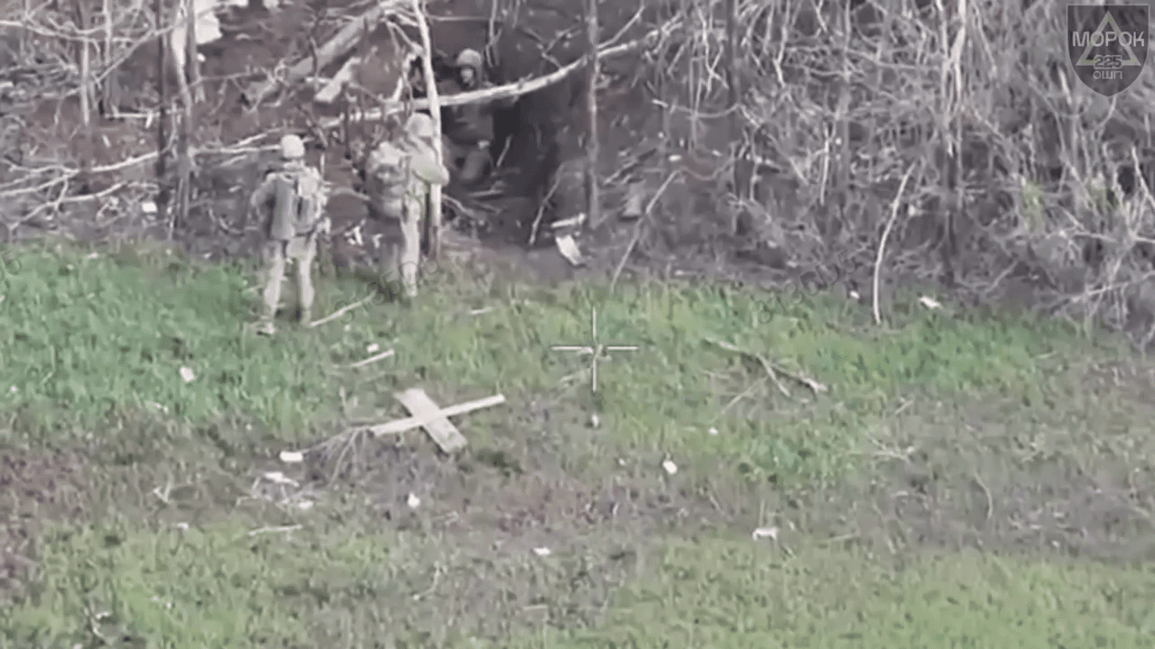 Video thumbnail: Soldado russo tenta detonar uma granada durante a rendição - Tropas de assalto ucranianas abrem fogo