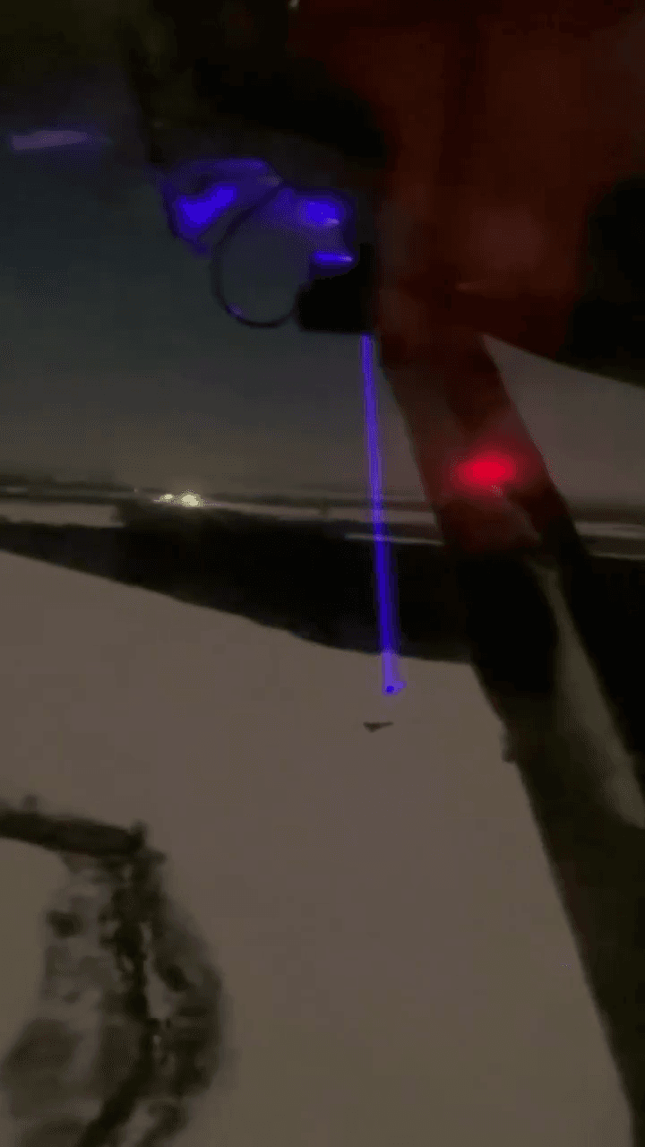 Video thumbnail: L'équipage de l'An-28 utilise une mitrailleuse guidée par laser pour abattre un drone Shahed