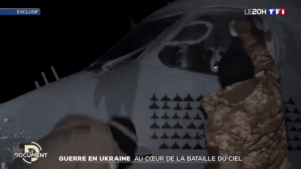 Video thumbnail: Un avion de ligne An-28 armé de miniguns abat des drones Shahed au-dessus de l’Ukraine