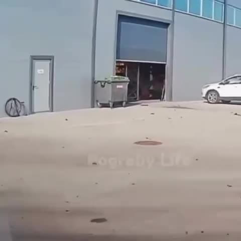 Video thumbnail: Neue Aufnahmen zeigen Angriffe auf Lagerhäuser in Pohreby bei Kiew