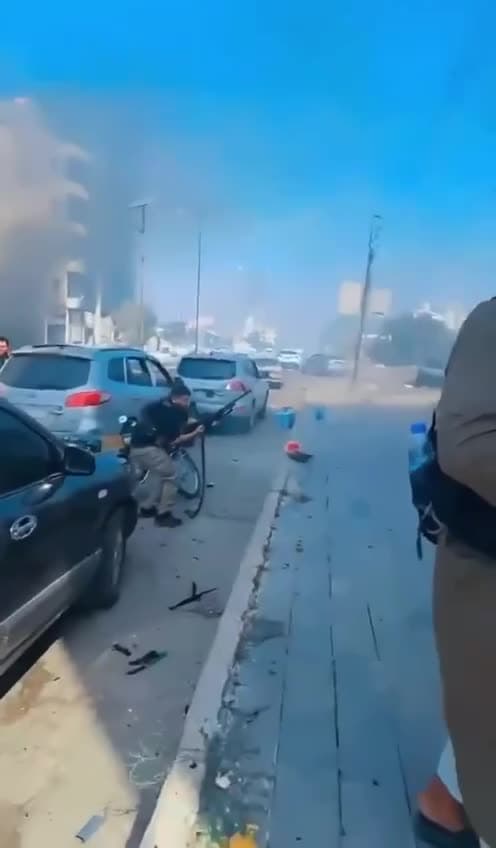 Video thumbnail: Affrontements signalés à Soueïda alors que les milices druzes affrontent les forces des nouvelles autorités syriennes