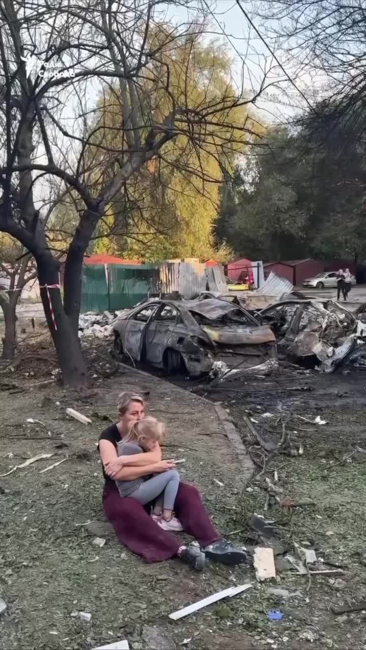 Video thumbnail: Neue Aufnahmen zeigen die Folgen des russischen Angriffs auf Wohngebäude in Boryspil