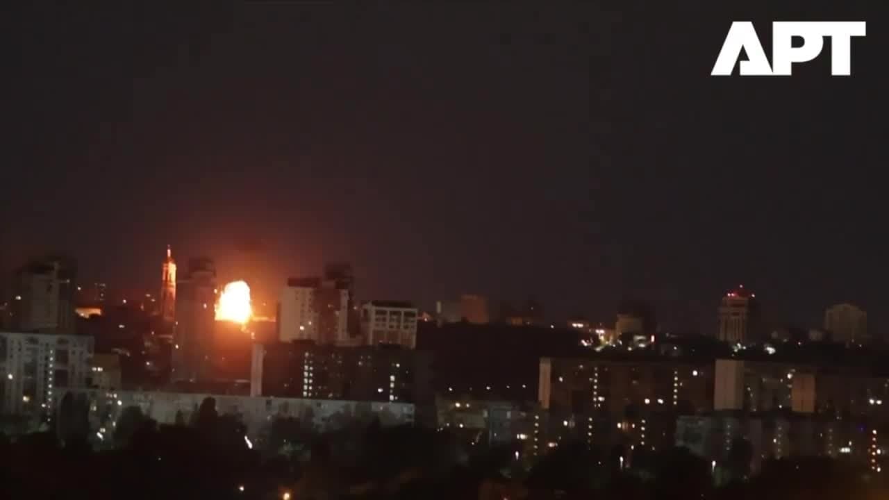 Video thumbnail: Nächtliche Angriffe beschädigen historische und zivile Stätten in Kiew und Dnipro