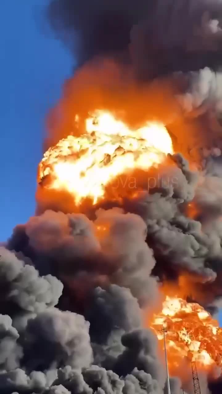 Video thumbnail: Des drones du SBU frappent une infrastructure majeure de la raffinerie Lukoil à Perm