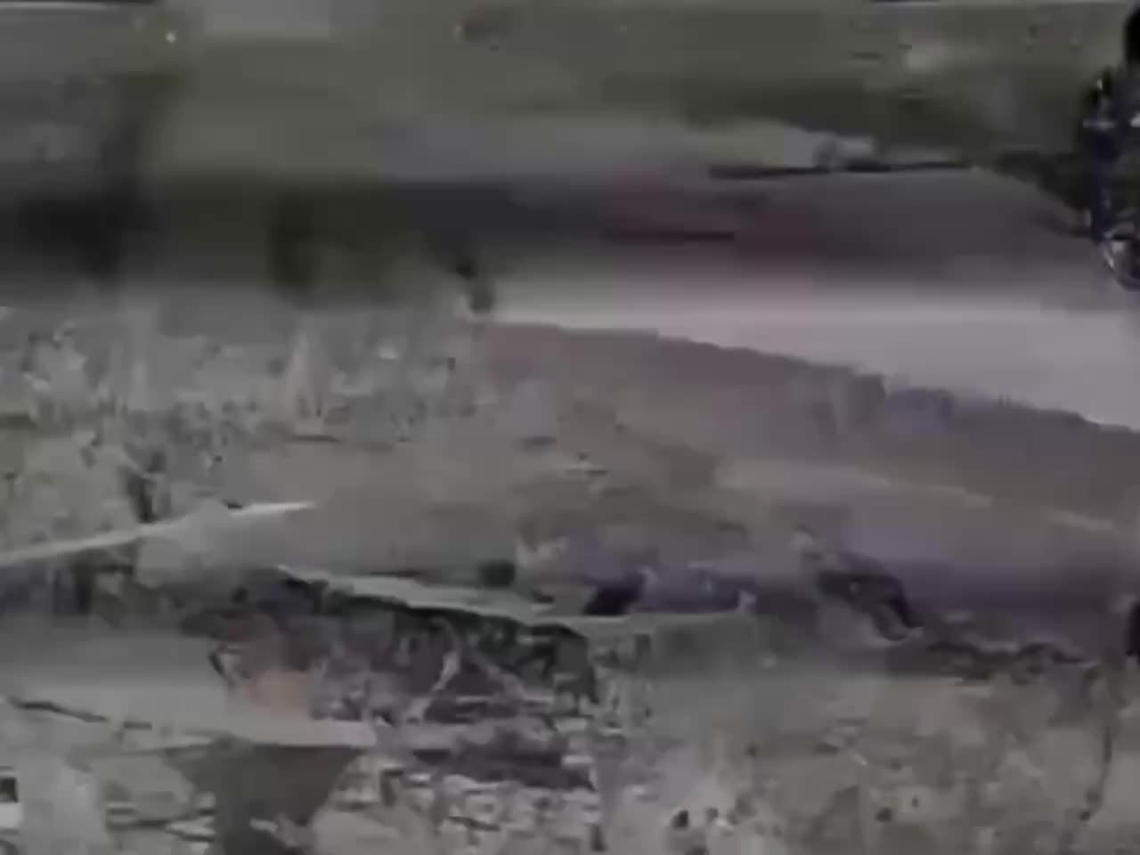 Video thumbnail: Drone FPV desencadeia explosão de munição de tanque na direção de Pokrovsk