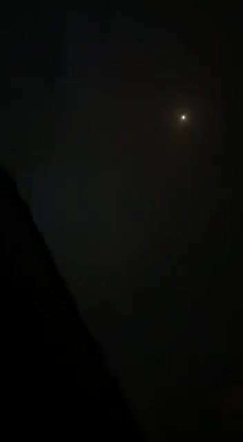 Video thumbnail: Iranische Rakete trifft angeblich US-Militärposition im Nahen Osten