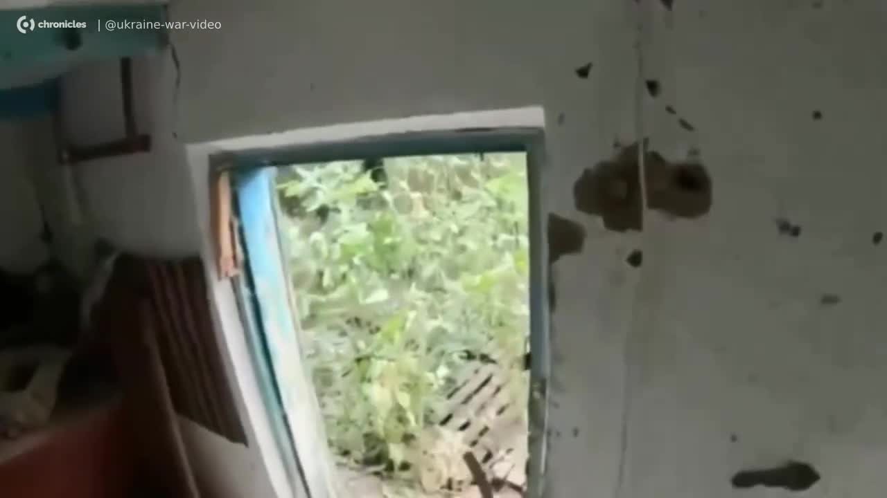 Video thumbnail: 🔥En ukrainsk soldat kaster en improviseret sprængladning la
