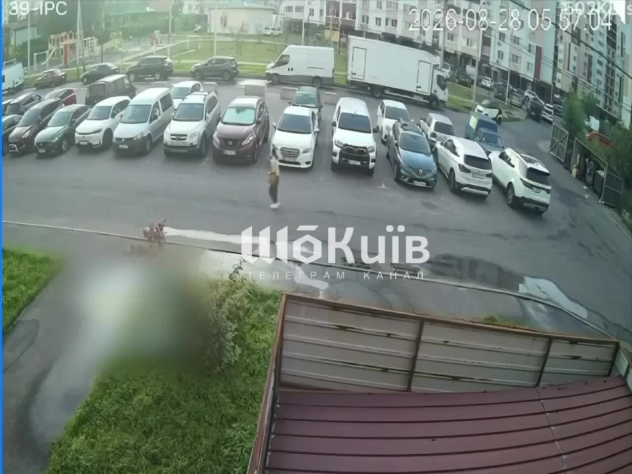 Video thumbnail: CCTV-Aufnahmen erfassen russischen Drohnenangriff auf Parkplatz in Vyshneve