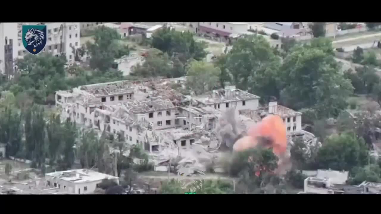 Video thumbnail: Airstrike hits reported Russian base in Oleshky, footage captures impact