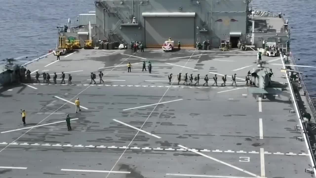 Video thumbnail: Marines de EE.UU. abordan el petrolero sancionado Tifani en el Océano Índico