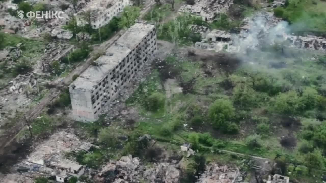Video thumbnail: Zerstörte Häuser und abgebrannte Kirche in Wodyanske nahe Dobropillia nach Jahren des Krieges