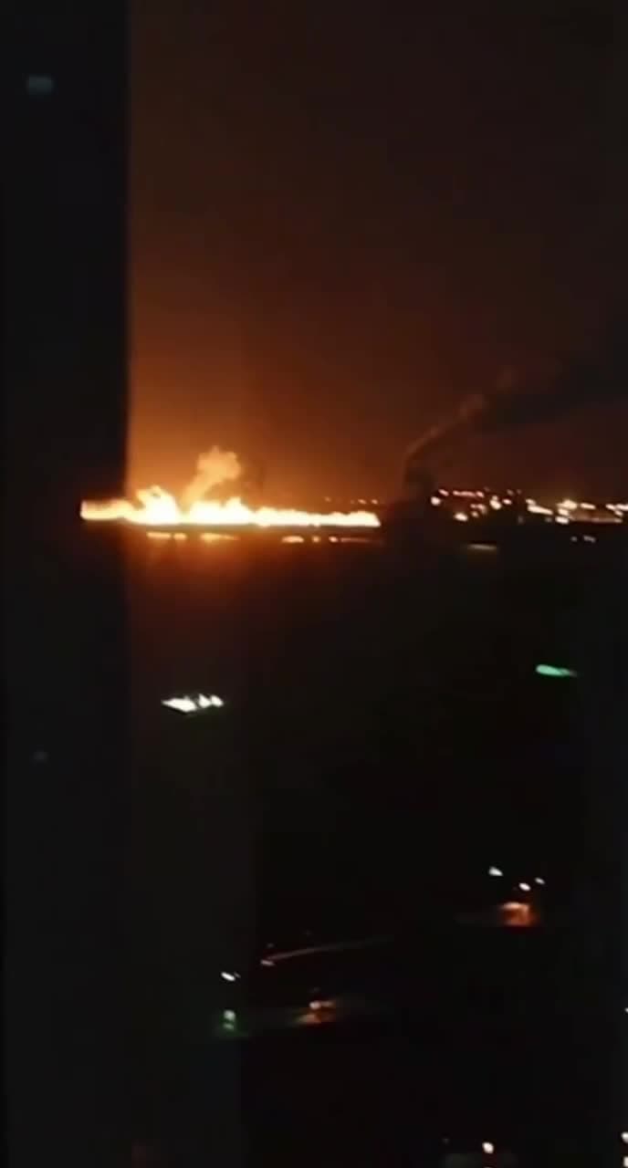 Video thumbnail: Massen-Drohnenangriff trifft Leningrader Gebiet, Brände am Ust-Luga-Ölterminal und in Wyborg gemeldet