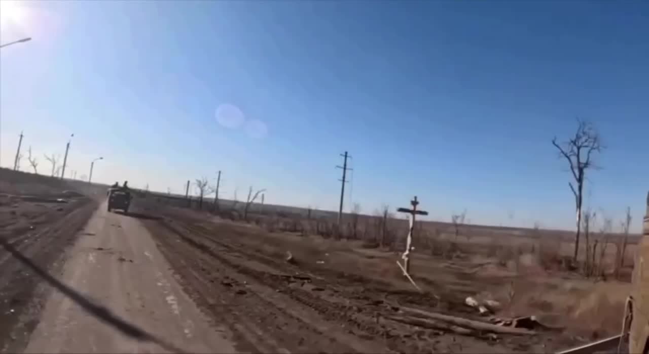 Video thumbnail: GoPro-Aufnahmen zeigen ukrainische FPV-Drohne, die russisches Fahrzeug angreift