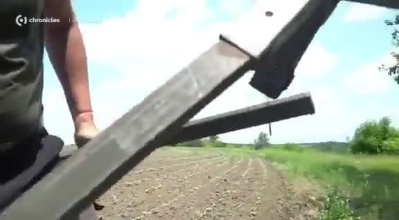 Video thumbnail: Ukrainsk drone utstyrt med to droneavskjærere under vingene.