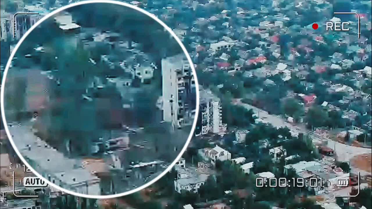 Video thumbnail: Russiske kilder offentliggør optagelser af luftangreb nær beboelsesbygning i Kherson