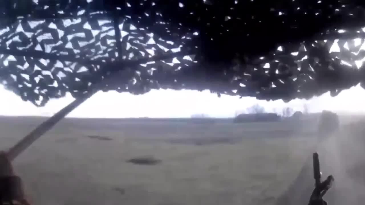 Video thumbnail: Dron FPV ucraniano ataca vehículo blindado ruso en la línea del frente