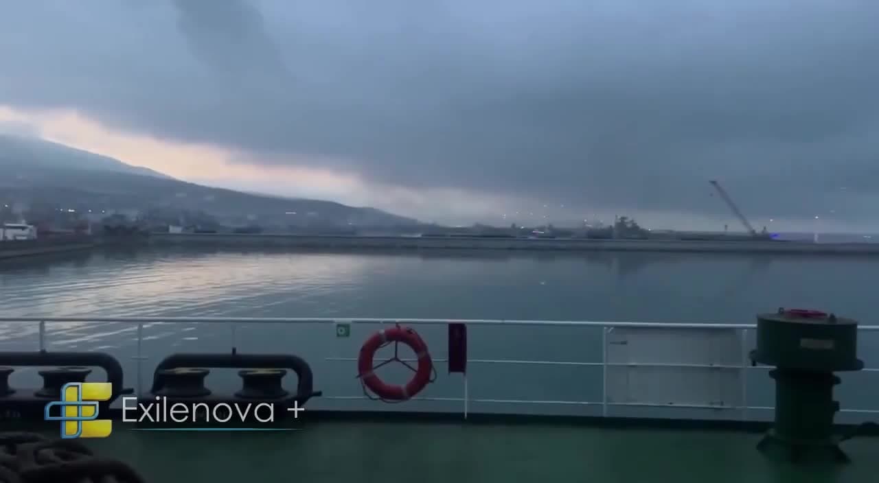 Video thumbnail: Se informa que un dron FP-1/2 golpea la fragata Admiral Essen durante un ataque nocturno en la base naval de Novorossiysk