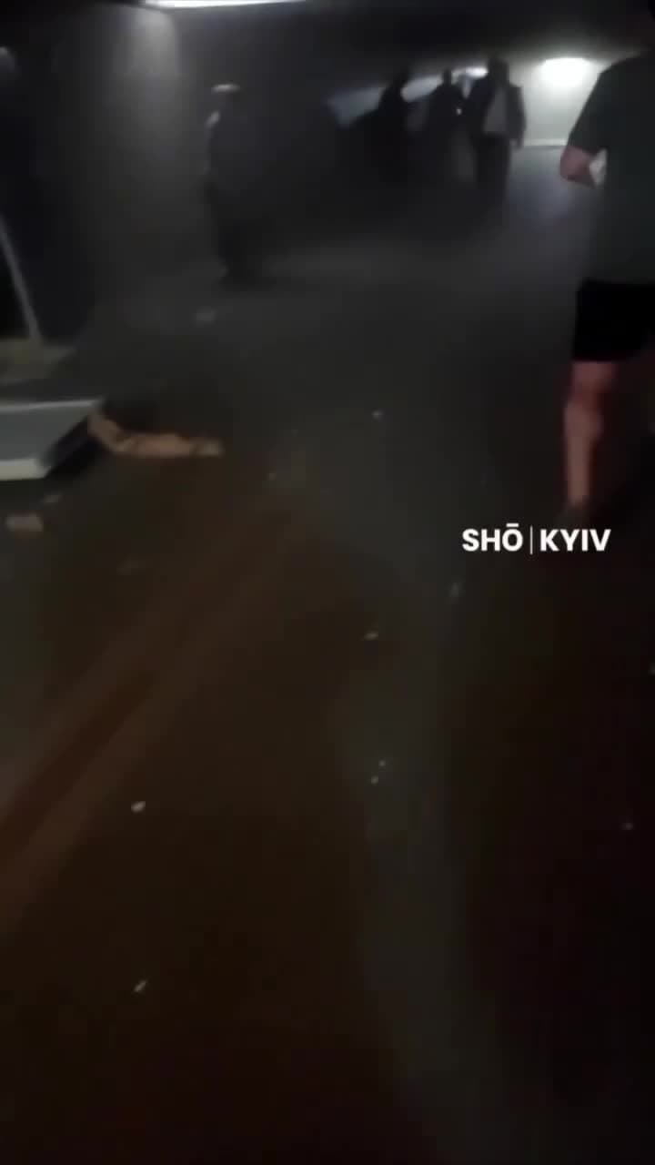Video thumbnail: Deux vidéos différentes de l'attaque de Kyiv - Explosion près de l'entrée d'un abri et impact de missile à quelques mètres d'un civil