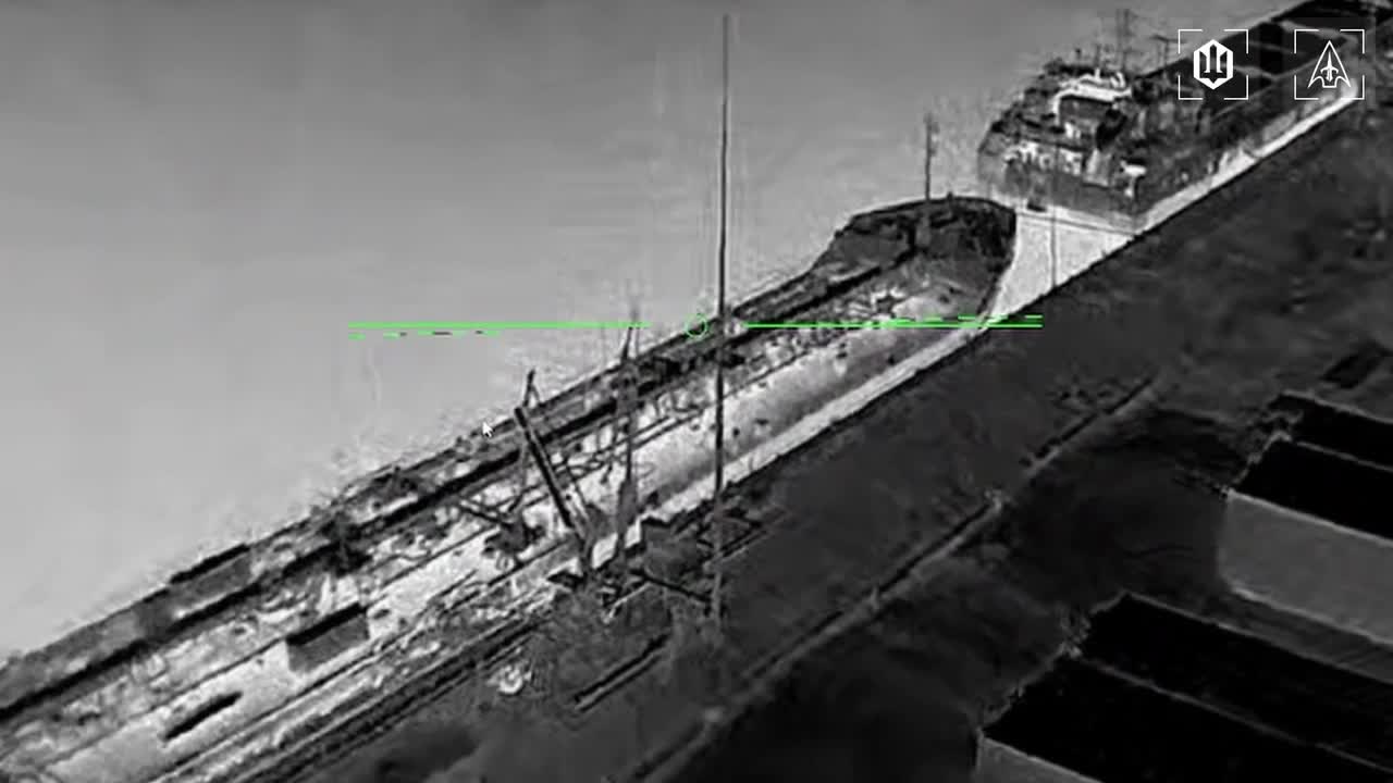 Video thumbnail: Des drones ukrainiens frappent un pétrolier de la flotte fantôme et des installations pétrolières lors d'opérations nocturnes