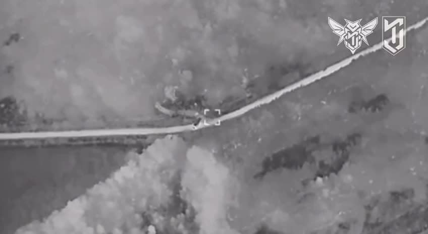 Video thumbnail: Camion de munitions russe Ural en mouvement détruit lors d'une frappe