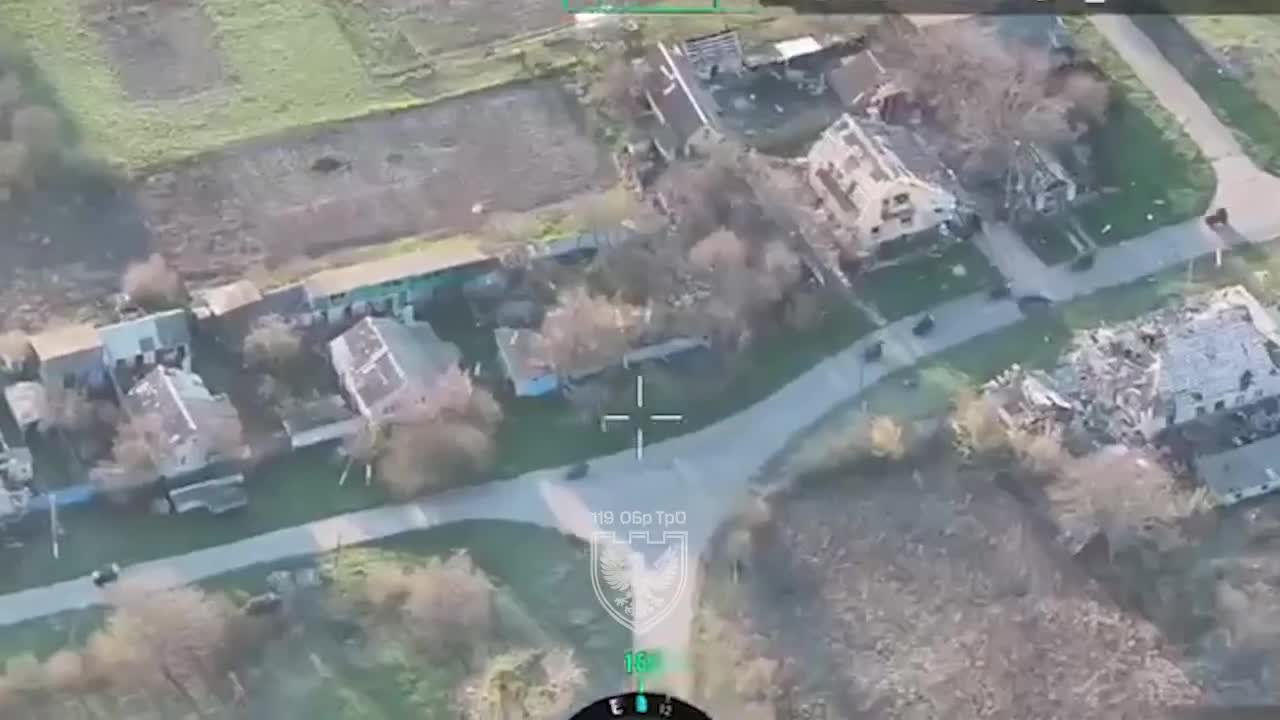 Video thumbnail: Des drones FPV frappent une colonne d'assaut de quads russes près de Riasne